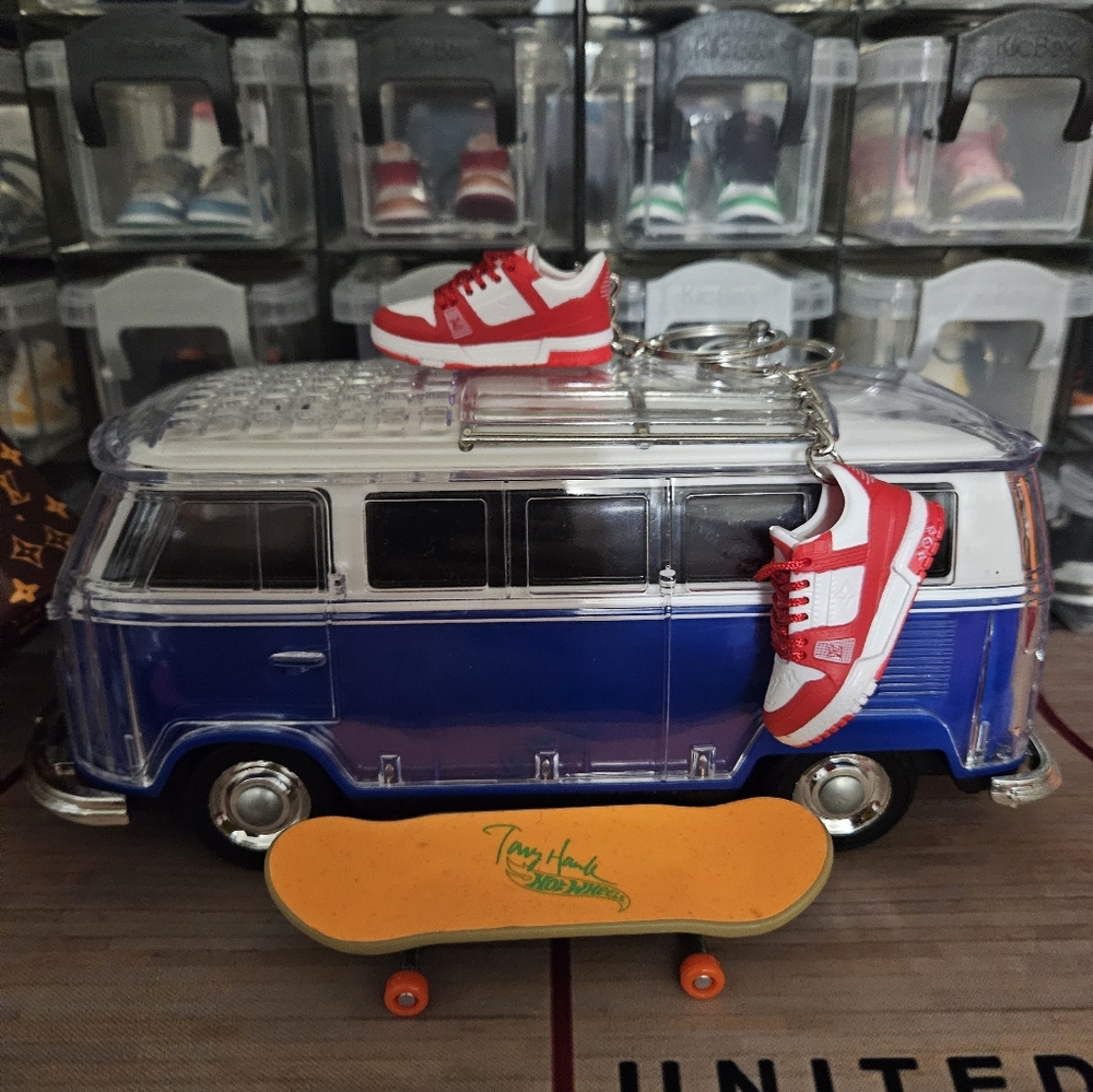 Fashion pair of mini sneakers keychain.(Red/White). - Picture 8 of 8